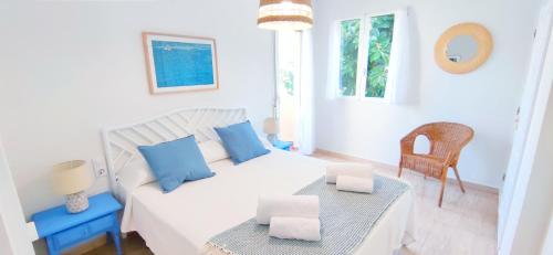 Habitación blanca con cama y mesa en Apartamento La Felicidad II by DENIA COSTA, en Denia