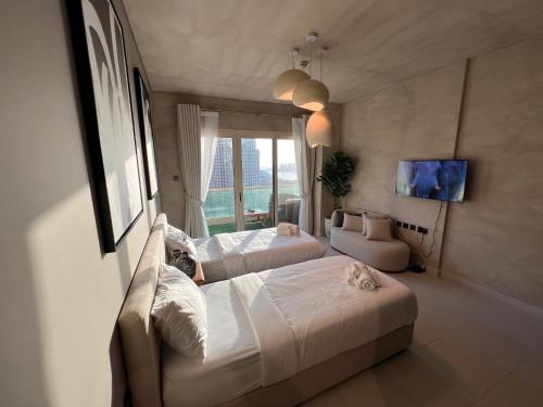 Postel nebo postele na pokoji v ubytování Lovely Dubai Eye & Sea View, 3 mints to beach