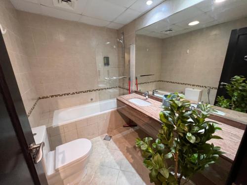 Phòng tắm tại Lovely Dubai Eye & Sea View, 3 mints to beach