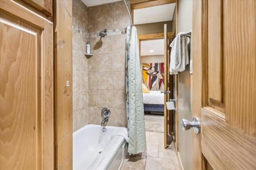 Das Bad ist mit einer Badewanne und einer Dusche ausgestattet. in der Unterkunft Tannhauser II 15 in Breckenridge