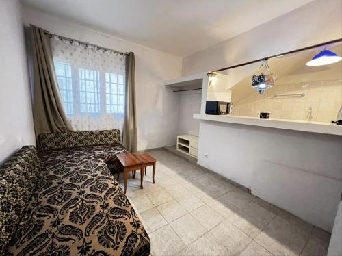 Appartement Cosy au Centre des Mamelles By Hestia Lights في داكار: غرفة نوم بسرير ومغسلة ومرآة
