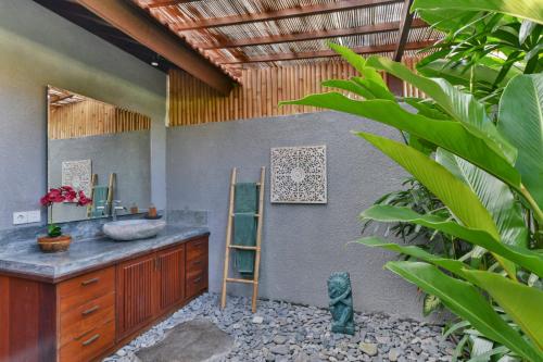 La salle de bains est pourvue d'un lavabo et d'une échelle murale. dans l'établissement Villa Niyamas Ubud, à Ubud