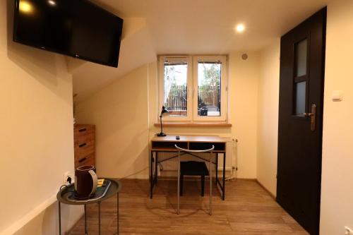 a small room with a table and a window at Karczma Pod Jesionem in Brdów