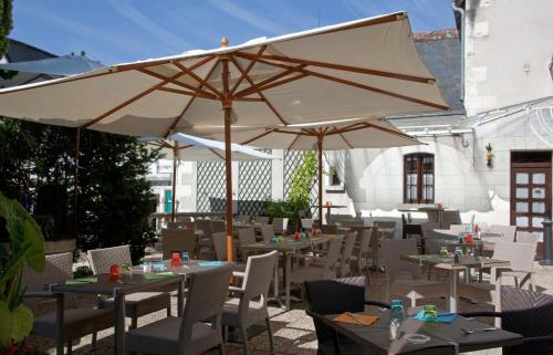 Ein Restaurant oder anderes Speiselokal in der Unterkunft Logis Hôtels Restaurant Le Relais Chenonceaux 
