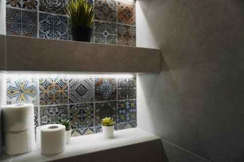 a bathroom with blue and white tiles on the wall at Cozy Apartment in Centrum Downtown Śródmieście Żelazna Zelazna Jerozolimskie Palace of Culture and Science! Wifi, Netflix, HBO, SmartTV 55cal in Warsaw