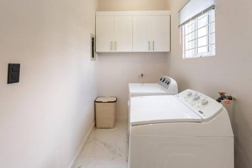 Galería fotográfica de The Green Palms 5 Bedroom villa with pool / garden en San Felipe de Puerto Plata