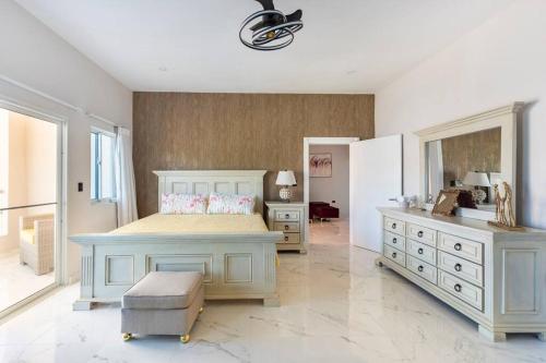 Una cama o camas en una habitación de The Green Palms 5 Bedroom villa with pool / garden