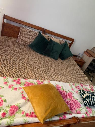 uma cama com um cobertor e almofadas em Sidi rahel em Casablanca