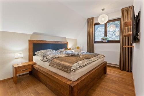 Postel nebo postele na pokoji v ubytování Apartment Adélka 104, private wellness - whirlpool, sauna, parking