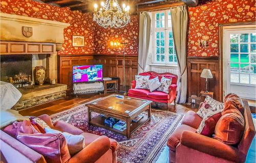 Et tv og/eller underholdning på Cozy Home In Taulé With Kitchen