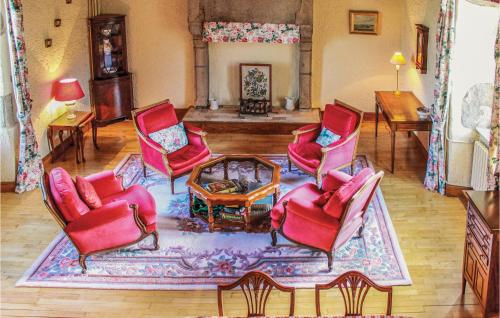 - un salon avec des chaises rouges et un tapis dans l'établissement Cozy Home In Taulé With Kitchen, à Taulé