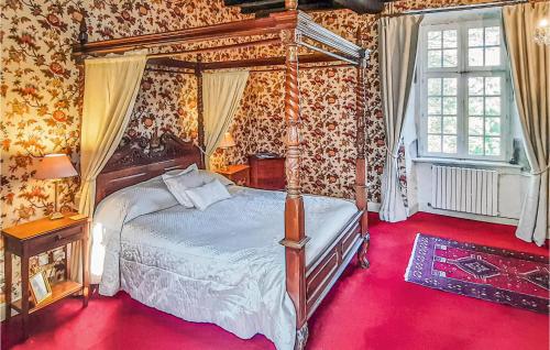 1 dormitorio con cama con dosel y papel pintado con motivos florales en Cozy Home In Taul With Kitchen en Taulé