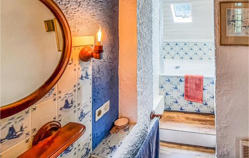 Cozy Home In Taul With Kitchen في Taulé: حمام مع حوض ومرآة