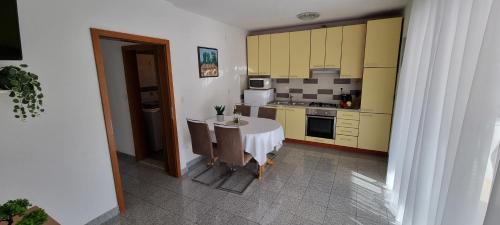 Kuchyň nebo kuchyňský kout v ubytování Apartments Ćosic