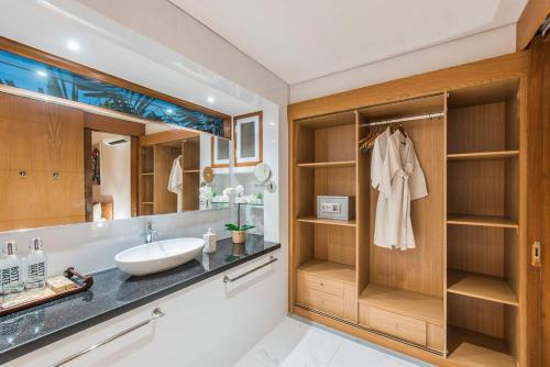 baño con lavabo y espejo grande en Villa Lacasa3 -Modern tropical 3BR Villa with butler, en Legian