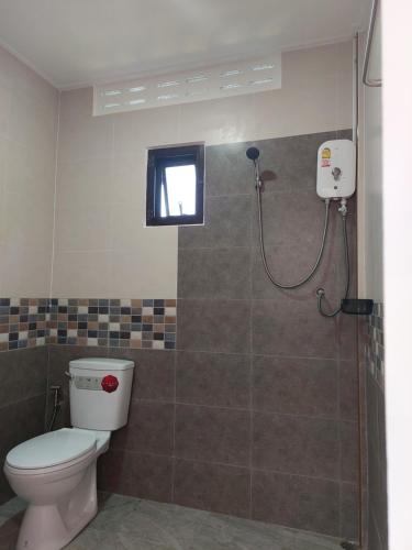 uma casa de banho com um WC e um chuveiro em Yoga Homestay Seka em Seka