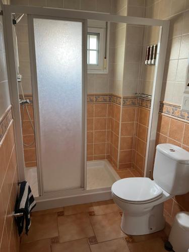 uma casa de banho com um WC e um chuveiro em Las Delicias de Estepona em Estepona