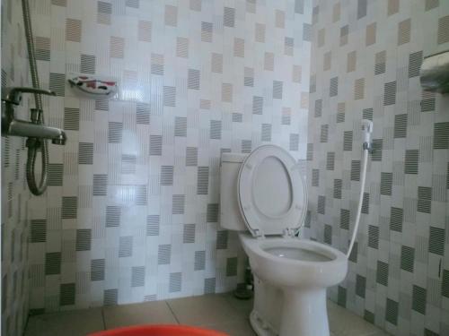 a bathroom with a toilet with the lid up at Wisma kelimutu in Ende