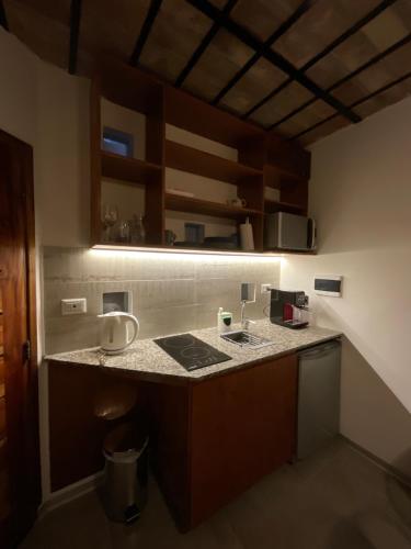 科尔多瓦Encantador Duplex cerca de todo的带水槽和台面的厨房