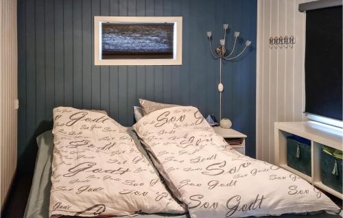 uma cama com escrita num quarto em 3 Bedroom Nice Home In Spangereid em Spangereid