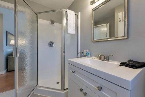biała łazienka z umywalką i prysznicem w obiekcie 2 BR Home w/ Pondside View Backyard [Maine Escape] w mieście Bar Harbor