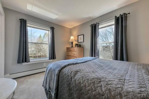 1 dormitorio con 1 cama y 2 ventanas en 2 BR Home w/ Pondside View Backyard [Maine Escape], en Bar Harbor