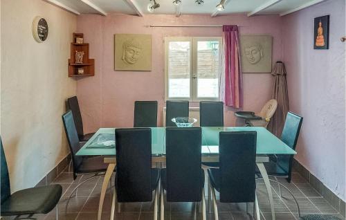 une salle à manger avec une table et des chaises bleues dans l'établissement 5 Bedroom Gorgeous Home In Longvilliers, à Longvilliers