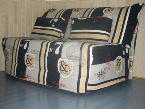 1 cama con almohadas y mantas blancas y negras en Appartement La Tranche-sur-Mer, 3 pièces, 4 personnes - FR-1-357-12, en La Tranche-sur-Mer