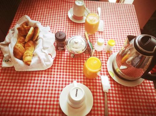 a red and white checked table with food and drinks at Hospedaje EL MARQUEZ Expat in Máncora