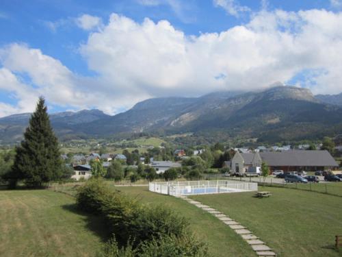 - une vue sur une ville avec des montagnes en arrière-plan dans l'établissement Studio idéal famille avec piscine et balcon à Villard-de-Lans - FR-1-689-74, à Villard-de-Lans