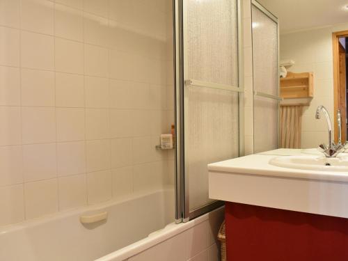 ein Bad mit einem Waschbecken und einer Dusche in der Unterkunft Appartement Méribel, 2 pièces, 4 personnes - FR-1-180-378 in Les Allues