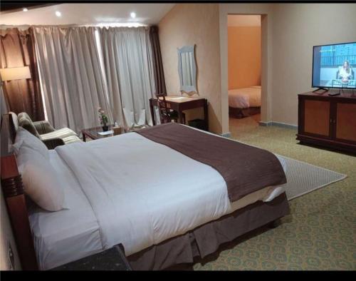 TV a/nebo společenská místnost v ubytování Desert Inn Resort and Camp