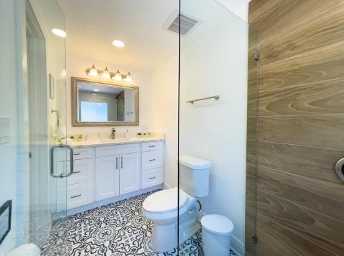 a bathroom with a toilet and a sink and a shower at Calming And Renovated Near Dt St Pete Pier 2 King in St. Petersburg