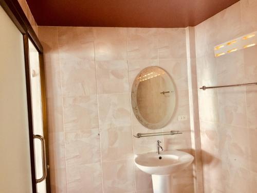 ein Bad mit einem Waschbecken und einem Spiegel in der Unterkunft Lamai chalet in Nathon Bay