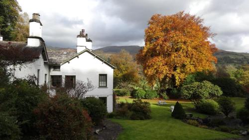 an old white house in the middle of a yard at Foxghyll Country House in Ambleside