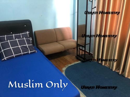 uma sala de estar com um sofá e uma cadeira em Usrati Homestay by Amirul em Porto Dickson