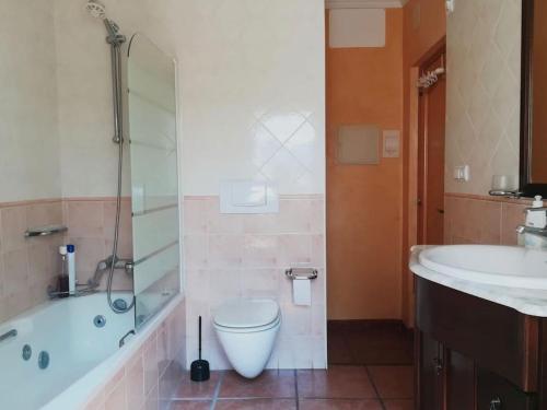 a bathroom with a tub and a toilet and a sink at Acogedora casa de pueblo en Beniarbeig - Alicante Alma in Beniarbeig
