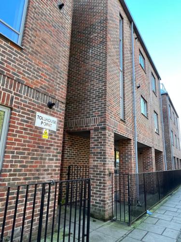 ein Backsteingebäude mit einem Schild an der Seite in der Unterkunft Centra St albans city 2bedRoom 2 shower ROOM APT free parink in St Albans