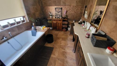een badkamer met 2 wastafels en een groot bad bij Lotus Guest House Malta in Il-Gżira