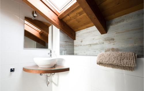 bagno con lavandino e soffitto in legno di Amazing Apartment In O Rosal With Kitchen a Rosal
