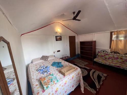 ein Schlafzimmer mit einem Bett in einem Zimmer in der Unterkunft SHIV SAI HUTS in Canacona