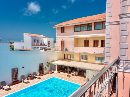 - une vue sur la piscine depuis le balcon d'une maison dans l'établissement Apartments with swimming pool in Santa Teresa di Gallura, à Santa Teresa Gallura