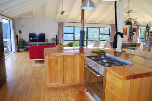 Η κουζίνα ή μικρή κουζίνα στο Kea Ridge Lodge