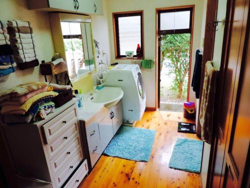 W łazience znajduje się umywalka, lustro i blat. w obiekcie Kumamoto Farm Stay - Vacation STAY 12032v w mieście Takemiya