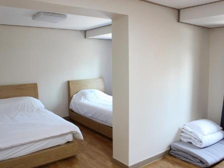 Tempat tidur dalam kamar di The Lucete Hotel