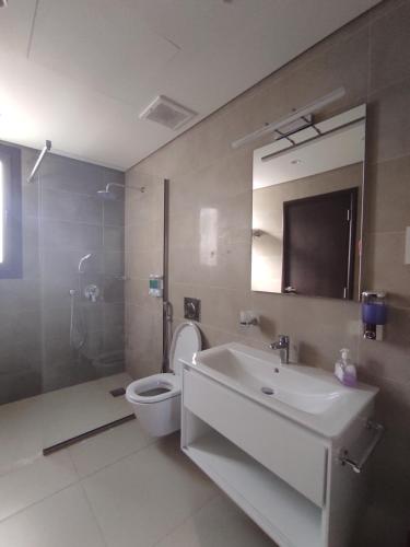 La salle de bains est pourvue de toilettes, d'un lavabo et d'une douche. dans l'établissement Star Hawana Salalah Forest Island, à Salalah