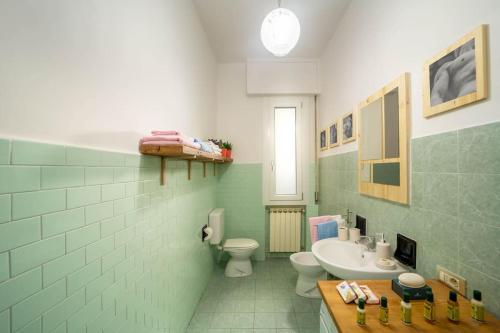 Ένα μπάνιο στο Living Florinda Apt. (3' to Airport, 9' to Center)