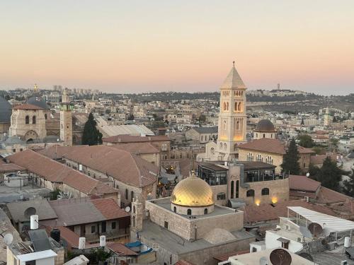 - une vue sur la ville de jerusalem au coucher du soleil dans l'établissement Very nice apartment with view of all the old city, à Jérusalem