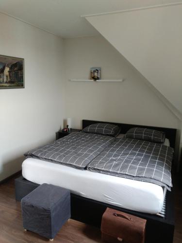 a bedroom with a large bed with at etage met slaap, en badkamer in Sommelsdijk