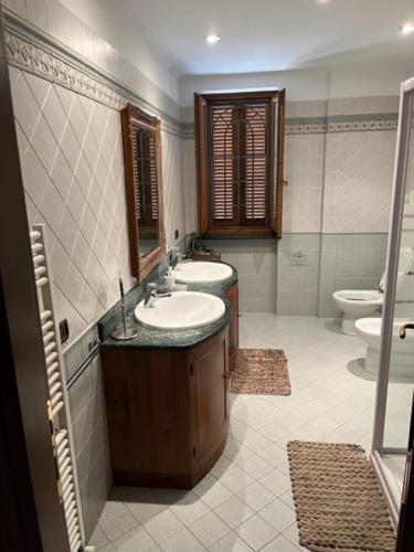La salle de bains est pourvue de 2 lavabos et de 2 toilettes. dans l'établissement Villa Ines, à Ardea